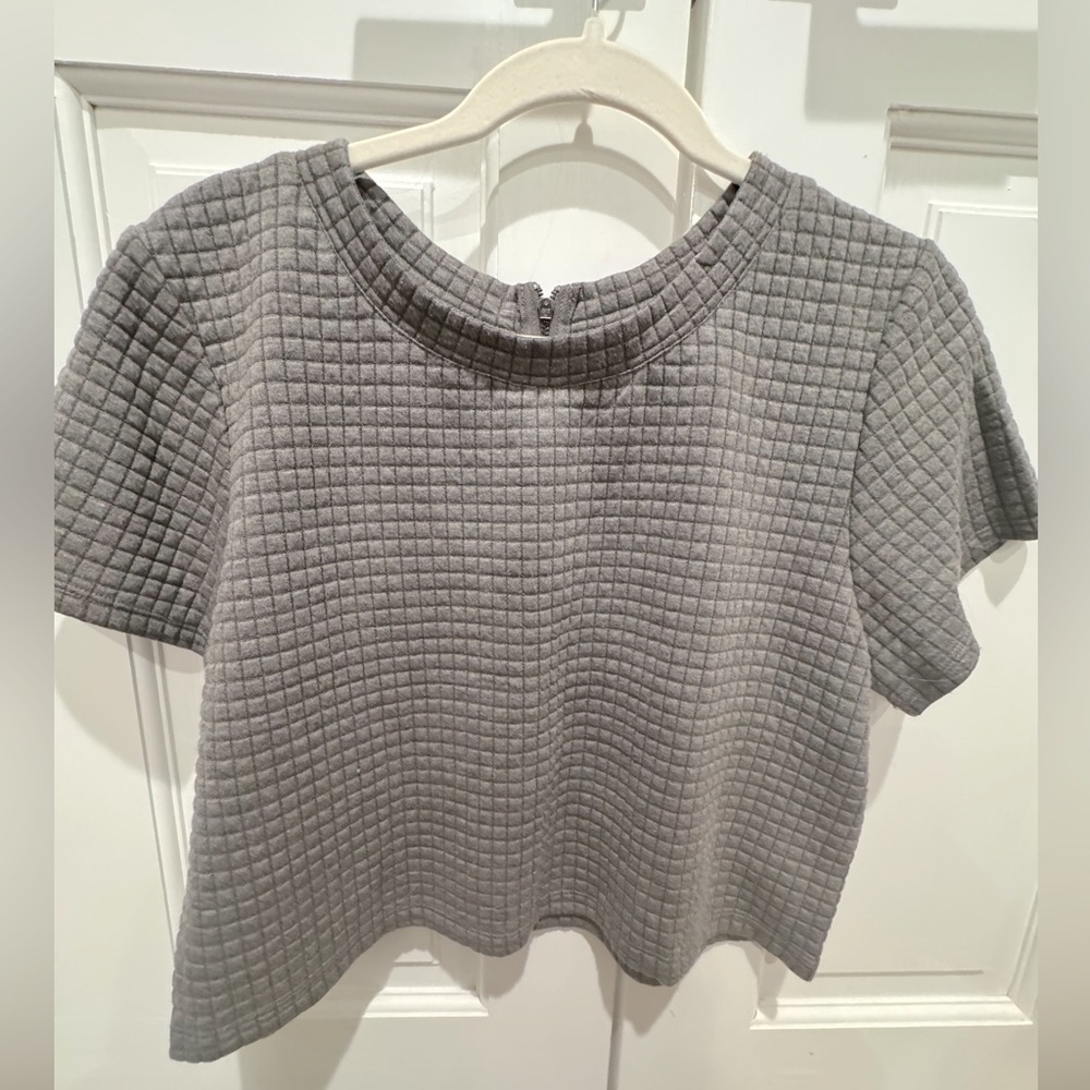 Quilted cropped t-shirt with back zipper detail